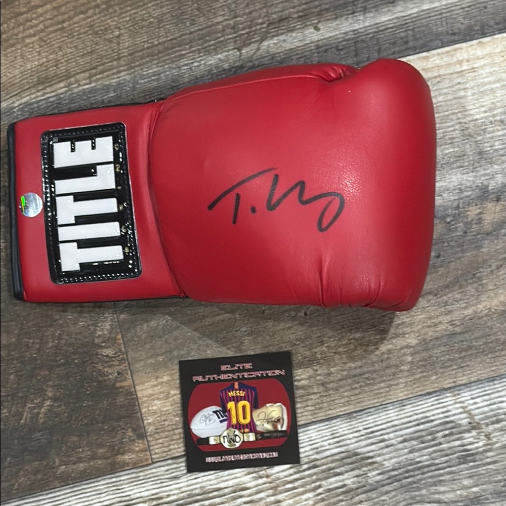 Title Boxing Red Glove with Signature